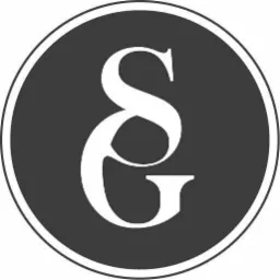 Logo firmy prawniczej: stylizowany monogram z liter S i G w białym kolorze na ciemnoszarym tle, otoczony cienką białą obwódką.