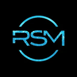 Błyszczące, błękitne logo RSM na czarnym tle, otoczone niepełnym okręgiem.