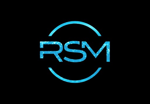 Błyszczące, błękitne logo RSM na czarnym tle, otoczone niepełnym okręgiem.