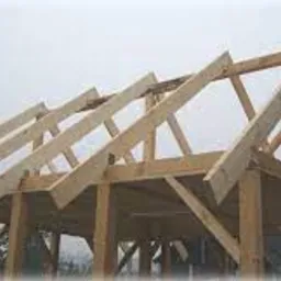 Konstrukcja dachu z drewna, widoczne krokwie i elementy więźby, surowe drewno, szkielet dachu w trakcie budowy, jasne oświetlenie, etap budowy domu.