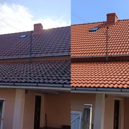 DACHY-ELEWACJE Wojciech Chomiak - Zdjęcie dachu przed i po czyszczeniu, ukazujące różnicę w kolorze i usunięcie zabrudzeń. Dachówka w odcieniach czerwieni, komin z cegły, fragment budynku w tle.