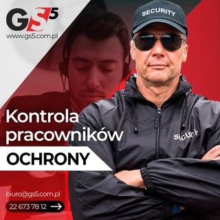 Mężczyzna w czarnej kurtce i czapce z napisem SECURITY, okulary przeciwsłoneczne, skrzyżowane ręce na tle czerwono-białym z napisem 'Kontrola pracowników OCHRONY', w tle widoczna osoba w słuchawkach.