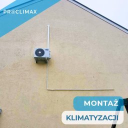 CLIMETIQA SPÓŁKA Z OGRANICZONĄ ODPOWIEDZIALNOŚCIĄ - Zamontowana jednostka zewnętrzna klimatyzacji AUX na elewacji budynku z widocznymi rurami instalacyjnymi. Ujęcie z dołu, widoczny fragment drabiny.