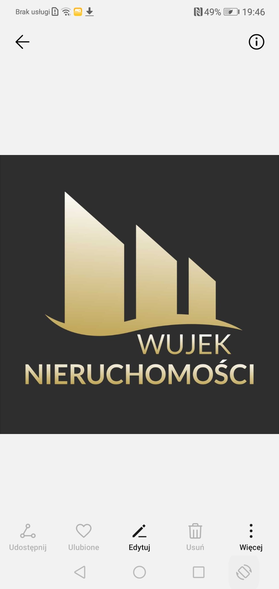Złote logo firmy Wujek Nieruchomości na ciemnym tle, przedstawiające stylizowane budynki.