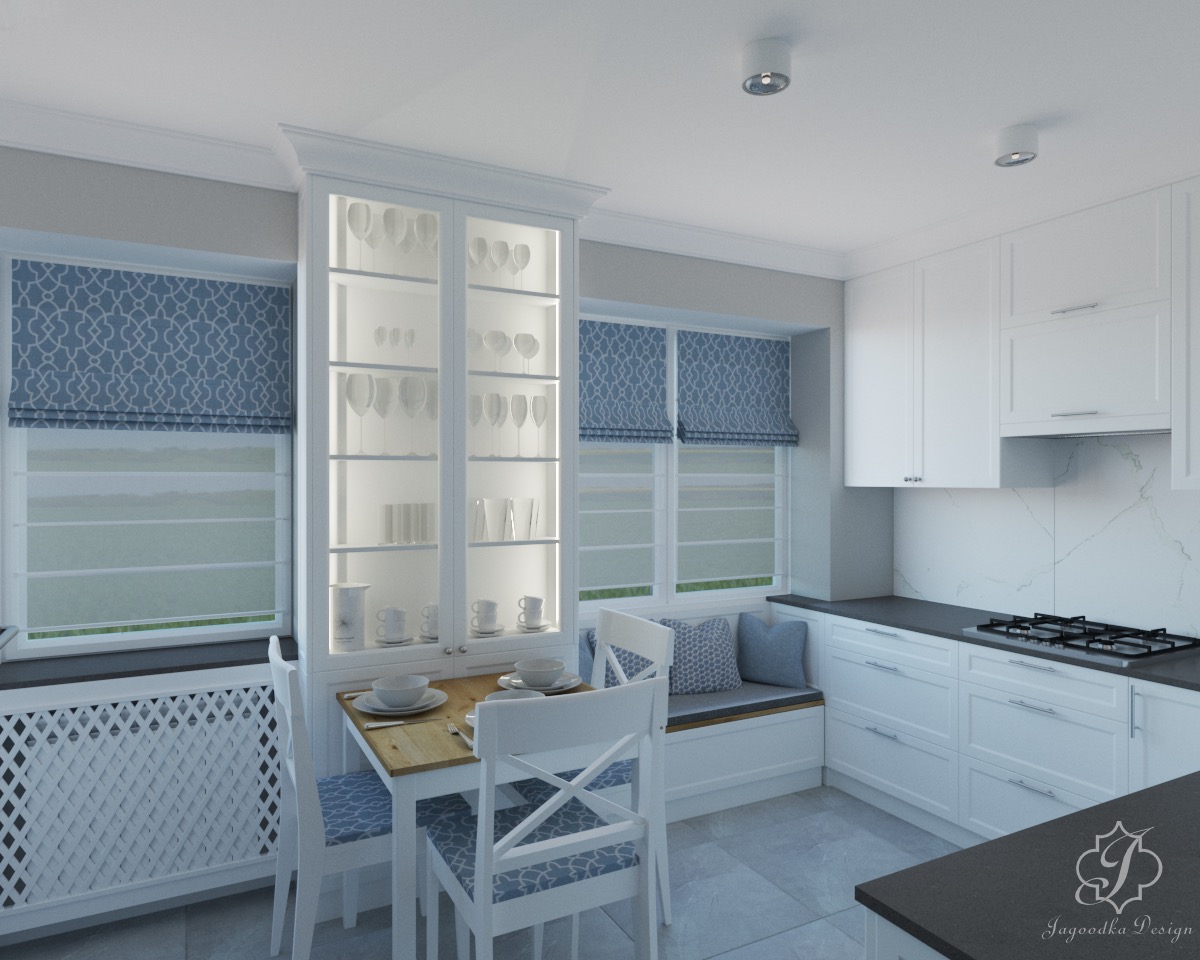 Jasna kuchnia w stylu skandynawskim z białymi meblami, drewnianym stołem i krzesłami z niebieską tapicerką w geometryczny wzór, okna z roletami rzymskimi w podobnym wzorze, przeszklona witryna...