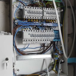 Montaż instalacji elektrycznej w budynku stajni