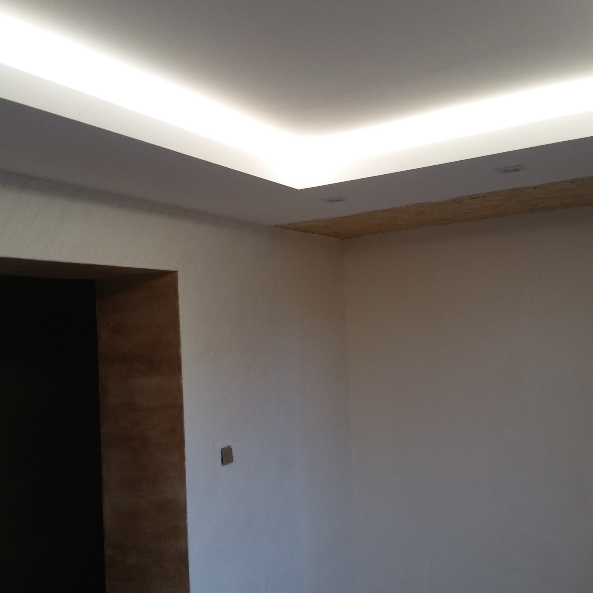 Sufity podwieszane. Oświetlenie wnękowe