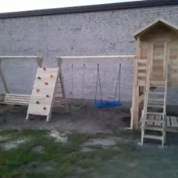 Plac zabaw JAS powiększony o huśtawkę dla dorosłych.