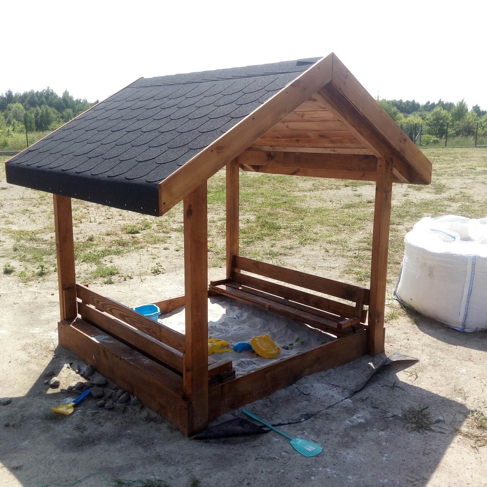 Piaskownica zamykana z daszkiem