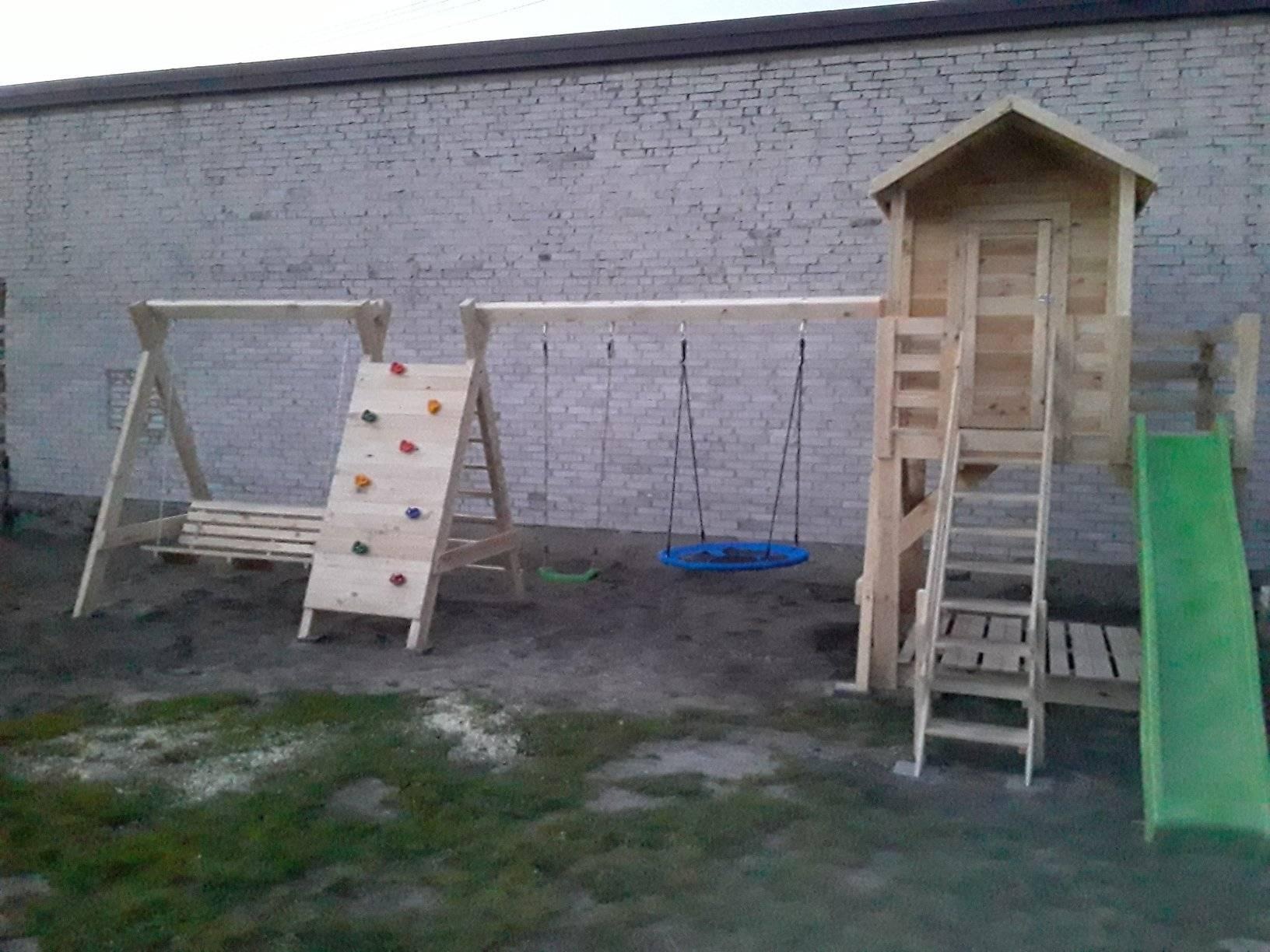 Plac zabaw JAS powiększony o huśtawkę dla dorosłych.