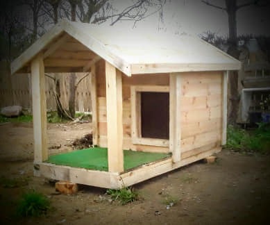 Budy dla psów różnej wielkości. Dach kryty gontem bitumicznym.