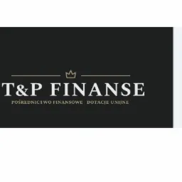 Eleganckie logo firmy T&P Finanse z Radomia, oferującej pośrednictwo finansowe i dotacje unijne, na czarnym tle z subtelną koroną.