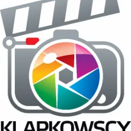 Logo firmy Klapkowscy.com: stylizowany aparat fotograficzny z kolorową przysłoną i klaps filmowy w szarościach.