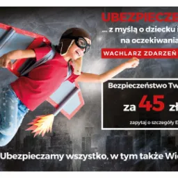 Chłopiec w hełmie pilota i czerwonej koszulce, z tekturowymi skrzydłami rakiety na plecach, na tle tablicy z napisem 'Ubezpieczenie NNW' i informacją o ofercie ubezpieczenia dziecka za 45 zł rocznie.