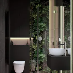 Nowoczesna łazienka z czarnymi szafkami, białą umywalką nablatową, toaletą podwieszaną i ścianą pokrytą motywem roślinnym za szklaną kabiną prysznicową.
