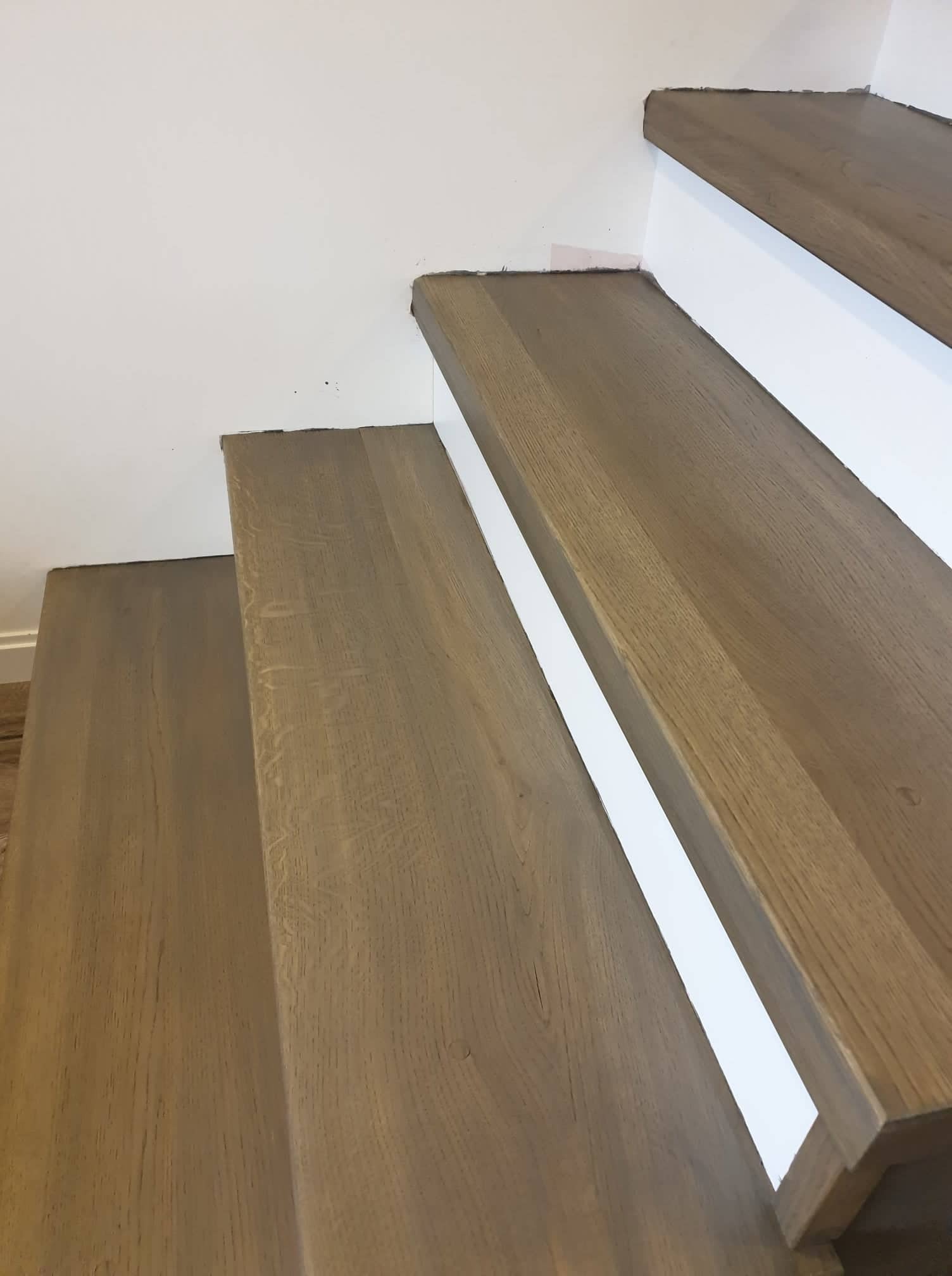 Barwienie oraz lakierowanie schodów