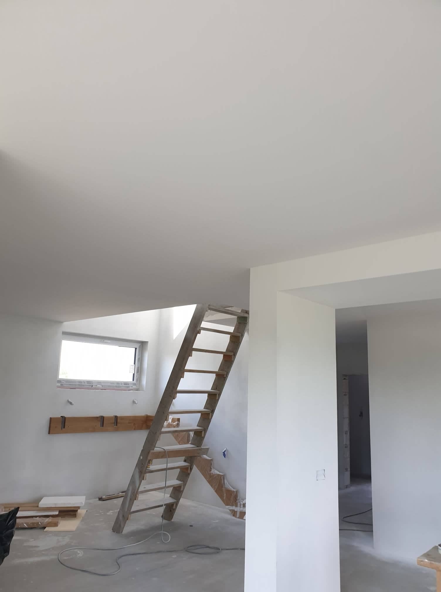 Szpachlowanie natryskowe agregatem i malowanie również natryskowo