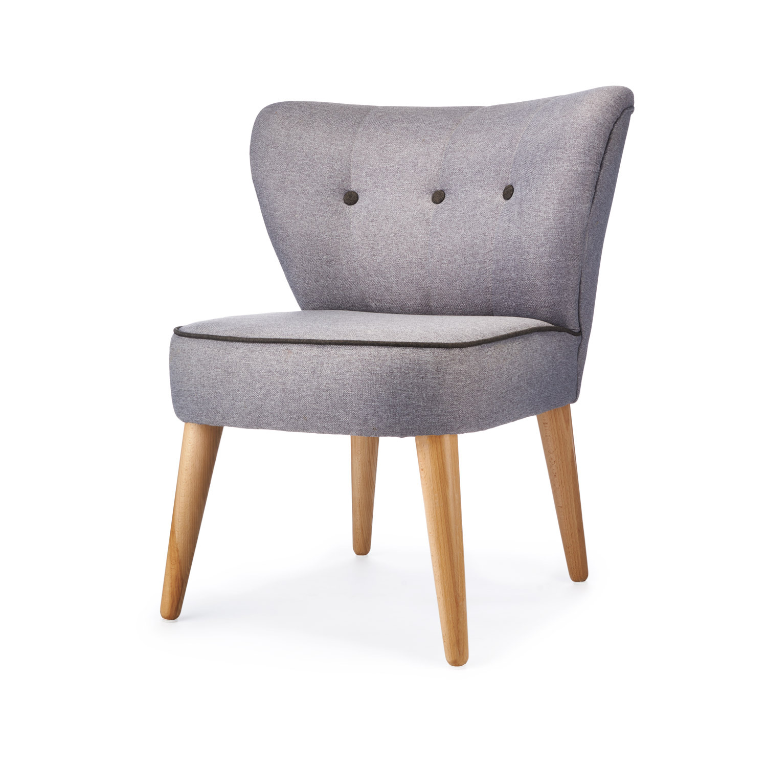 Szary fotel tapicerowany z trzema guzikami na oparciu i drewnianymi nogami, widok z przodu na białym tle.