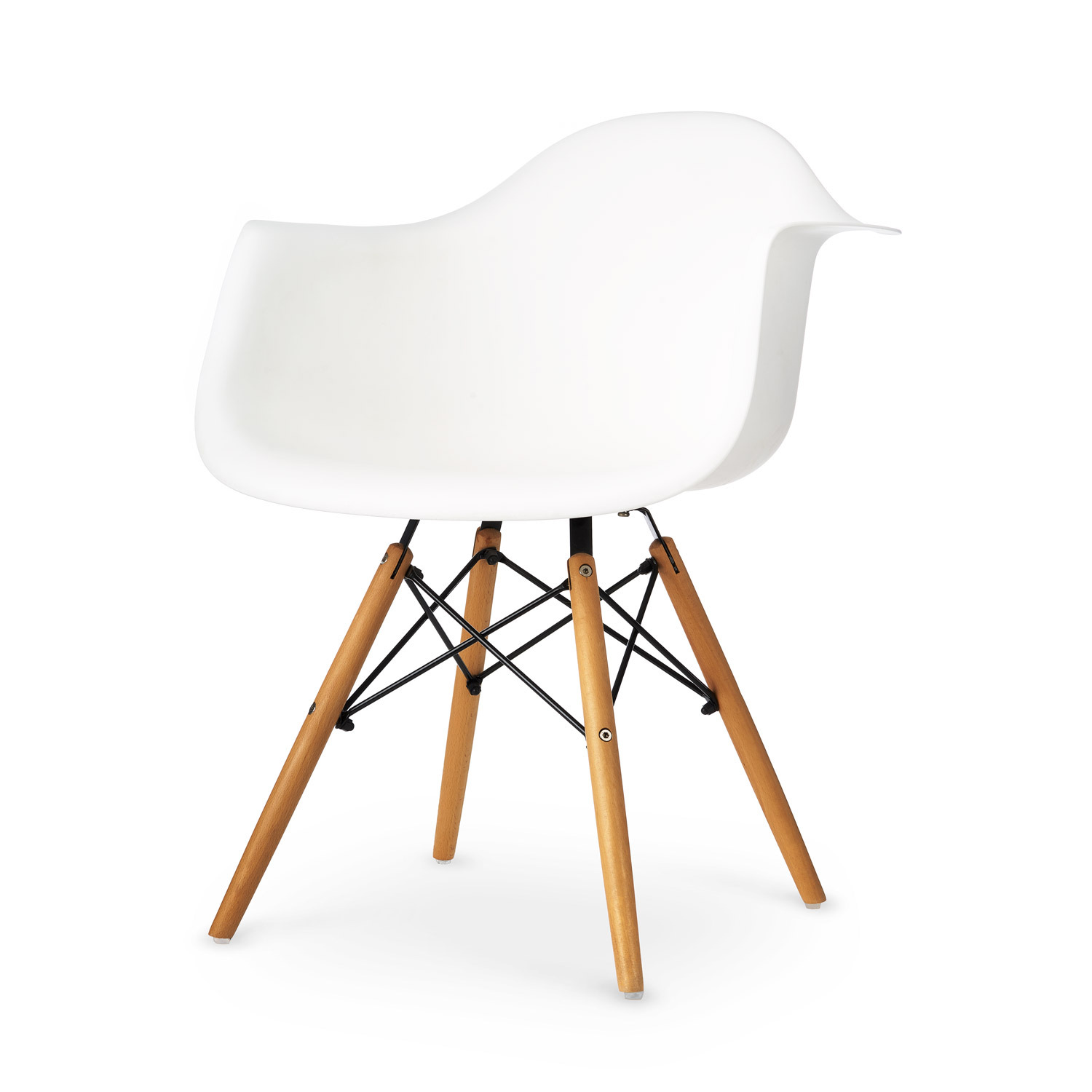 Białe krzesło z podłokietnikami na drewnianych nogach z czarnym metalowym stelażem, na białym tle.