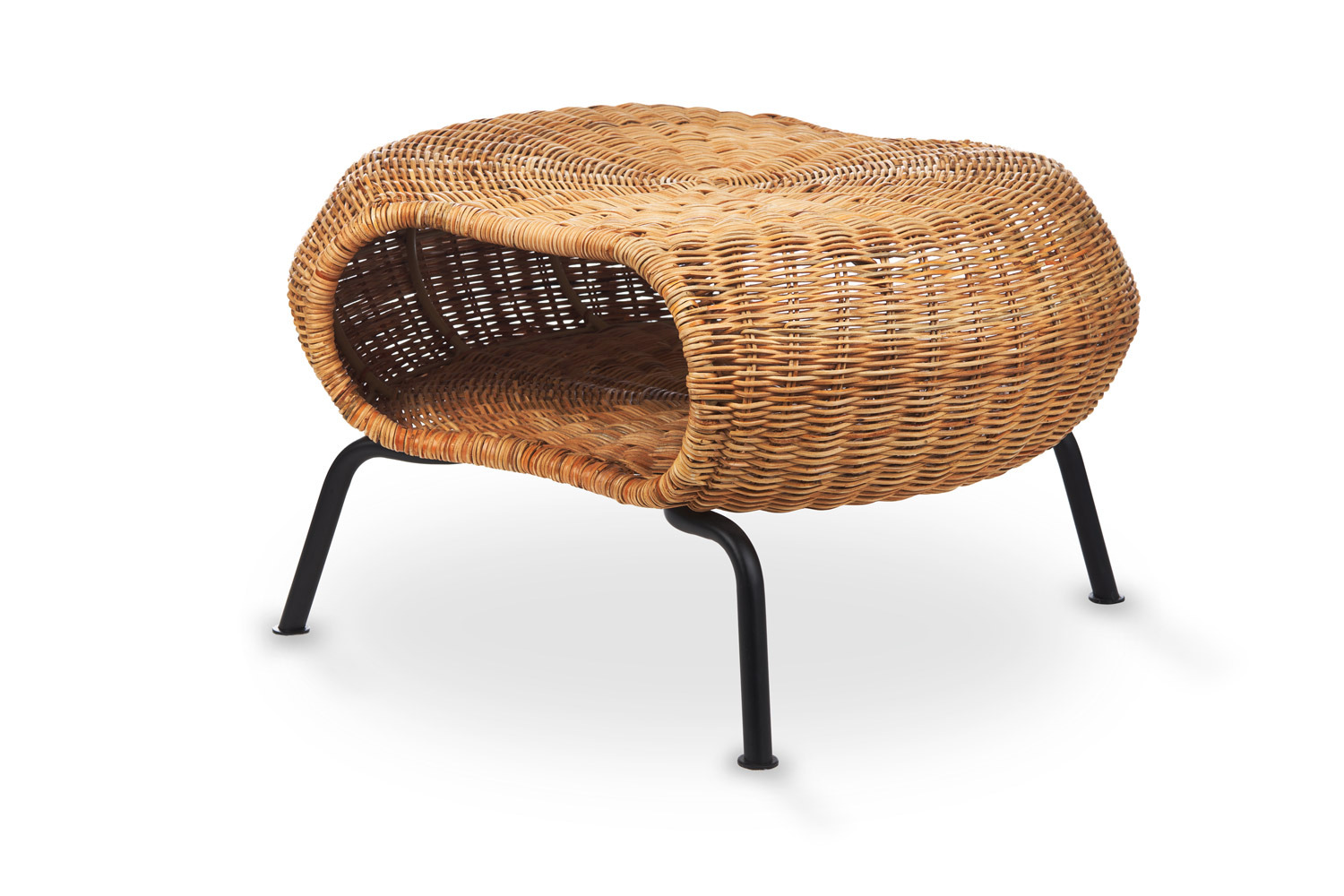 Ręcznie pleciona, wiklinowa budka dla zwierząt na czterech czarnych, metalowych nóżkach, z otworem wejściowym, na białym tle.