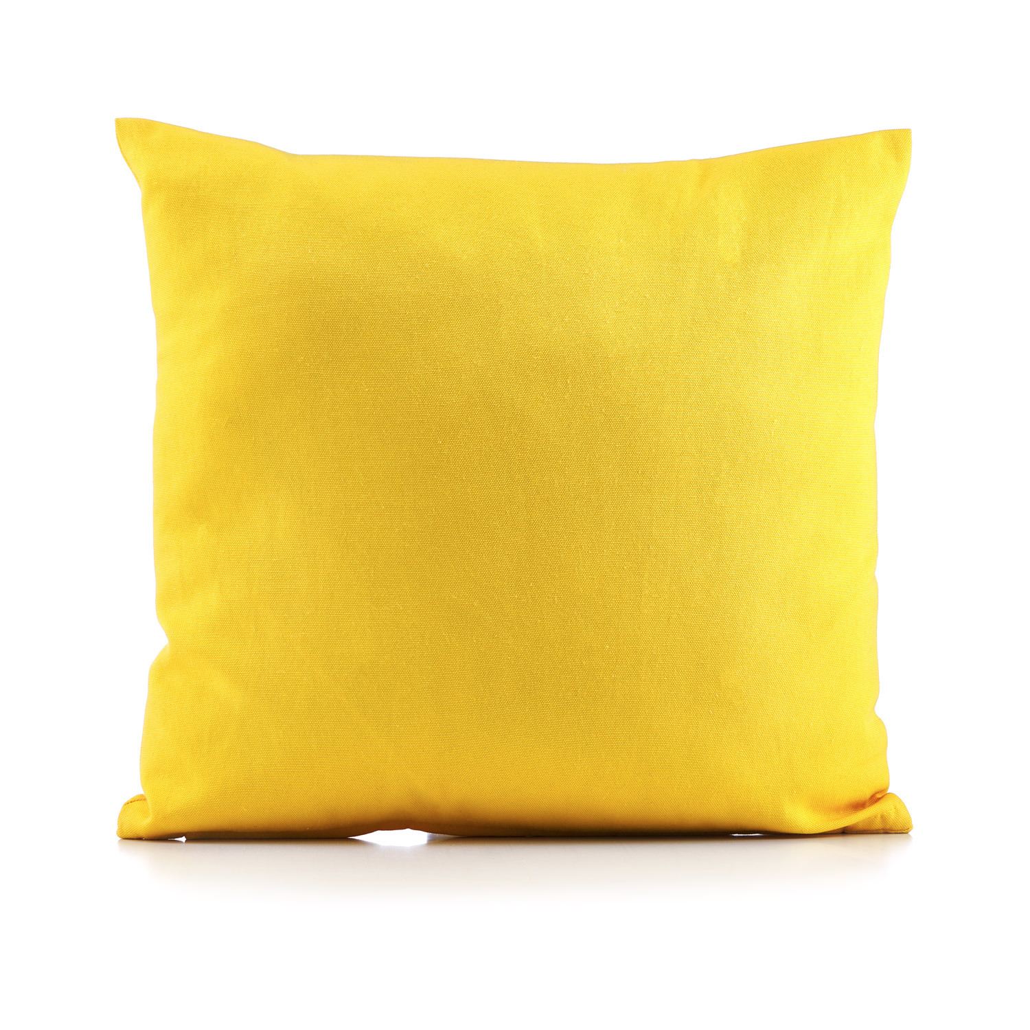 Żółta poduszka dekoracyjna z bawełny, ustawiona na białym tle, z delikatnym cieniem.
