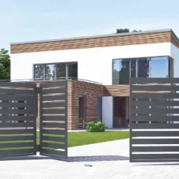 Nowoczesna, grafitowa brama wjazdowa z poziomymi panelami, częściowo otwarta, na tle domu z drewnianą elewacją i zadbanego trawnika.