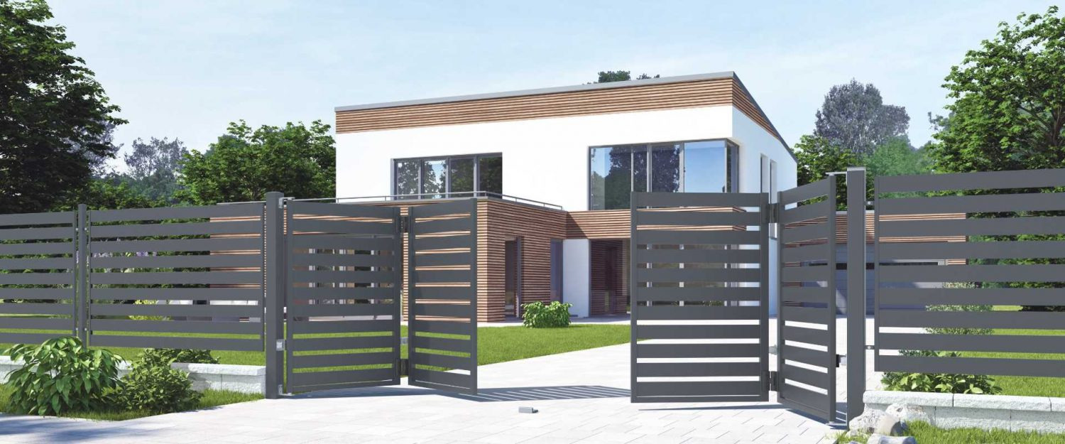 Nowoczesna, grafitowa brama wjazdowa z poziomymi panelami, częściowo otwarta, na tle domu z drewnianą elewacją i zadbanego trawnika.
