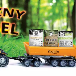 Reklama składu opału z zabawkami: traktor z przyczepą wypełnioną workami ekogroszku i pelletu drzewnego na tle lasu, hasło 'Przyjazny Węgiel', logo 'martin' i dane kontaktowe.