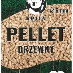 Opakowanie pelletu drzewnego marki Koala Premium, klasa A1, średnica 6mm, na tle lasu iglastego.