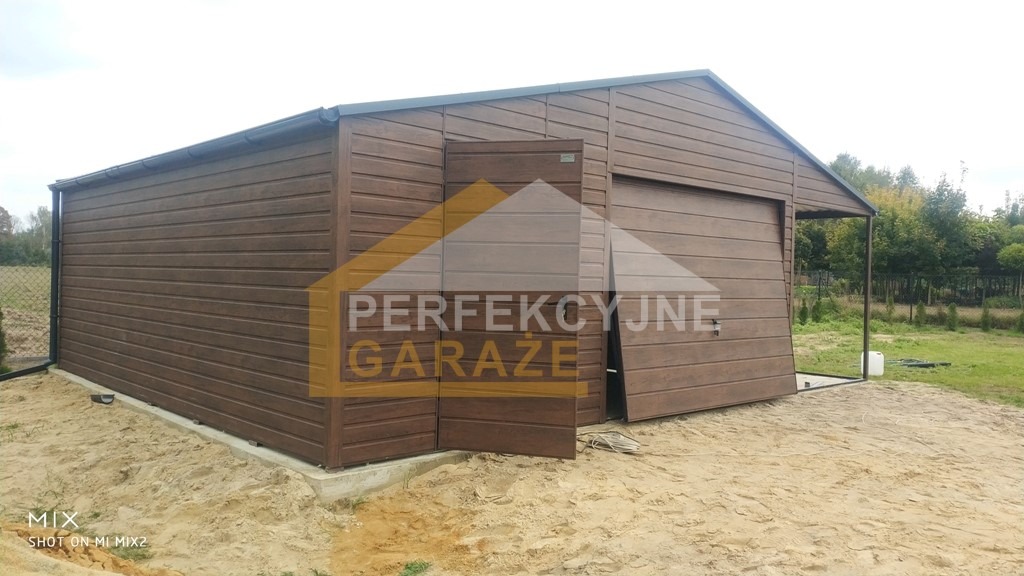 Brązowy garaż blaszany z otwieranymi drzwiami bocznymi i częściowo otwartą bramą wjazdową, z widocznymi elementami konstrukcyjnymi i rynną odprowadzającą wodę, posadowiony na betonowej wylewce.