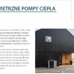 Nowoczesny dom z czarną elewacją i zainstalowaną szarą pompą ciepła powietrze-woda marki Nibe, widoczną na tle jasnej kostki brukowej i drewnianego wejścia.