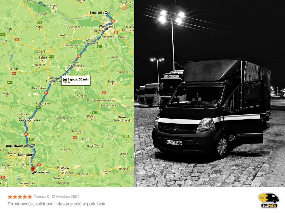 Czarno-białe zdjęcie busa z otwartymi drzwiami na parkingu, z widoczną mapą Polski w tle i logo firmy transportowej w rogu.