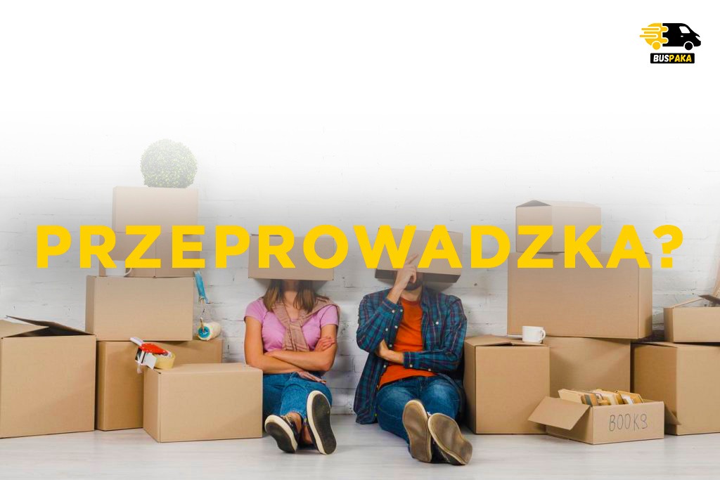 Para siedzi otoczona kartonami, z kartonami na głowach, na tle białej ceglanej ściany, z widocznym logo firmy transportowej w prawym górnym rogu.