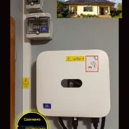 Instalacja fotowoltaiczna w Bydgoszczy: widok na falownik Huawei, rozdzielnice PV DC i AC oraz dom z panelami słonecznymi na dachu.