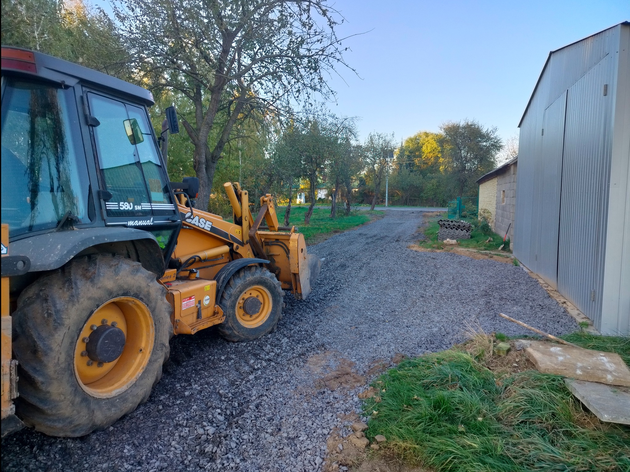 Zupełnie Nowa droga dojazdowa , wykorytowane i zasypane kruszywem