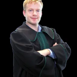 Portret młodego mężczyzny z blond włosami, ubranego w togę z zielonymi akcentami, pozującego z założonymi rękami na czarnym tle.