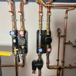 Instalacja kotłowni z powietrzna pompka ciepła marki Alpha Innotec.