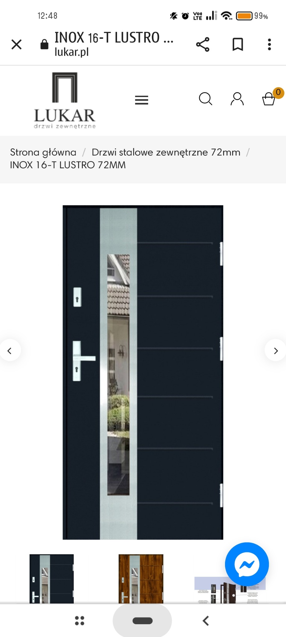 Ciemnografitowe drzwi wejściowe z wąskim, pionowym przeszkleniem lustrzanym, widok z zewnątrz, srebrna klamka i zamek