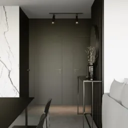 Minimalistyczne wnętrze: czarny stół z zastawą, krzesło, ściana z marmurowym wzorem, nowoczesna lampa liniowa, dwie szare drzwi, konsola z wazonem z gałązkami, fragment sofy.