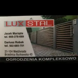 Wizytówka firmy Lux Stal prezentująca nowoczesne poziome ogrodzenie i bramę wjazdową z szarymi słupkami i brązowymi panelami, ułożone na brukowanym podjeździe.