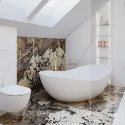 Elegancka łazienka na poddaszu z wolnostojącą wanną, toaletą podwieszaną i marmurowymi płytkami w odcieniach bieli i brązu, doświetlona oknami dachowymi.