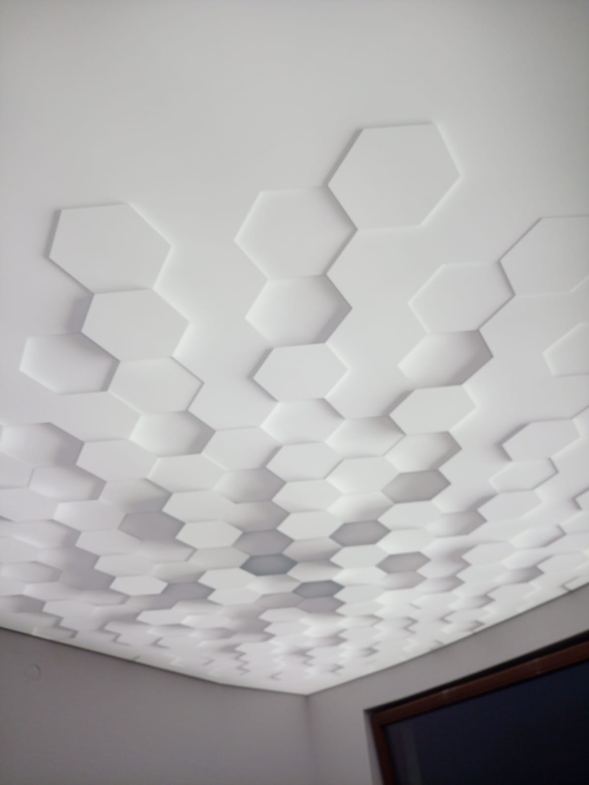 Dekoracyjny sufit w Rybniku z białymi panelami w kształcie sześciokątów, tworzący geometryczny wzór z subtelnym efektem 3D.
