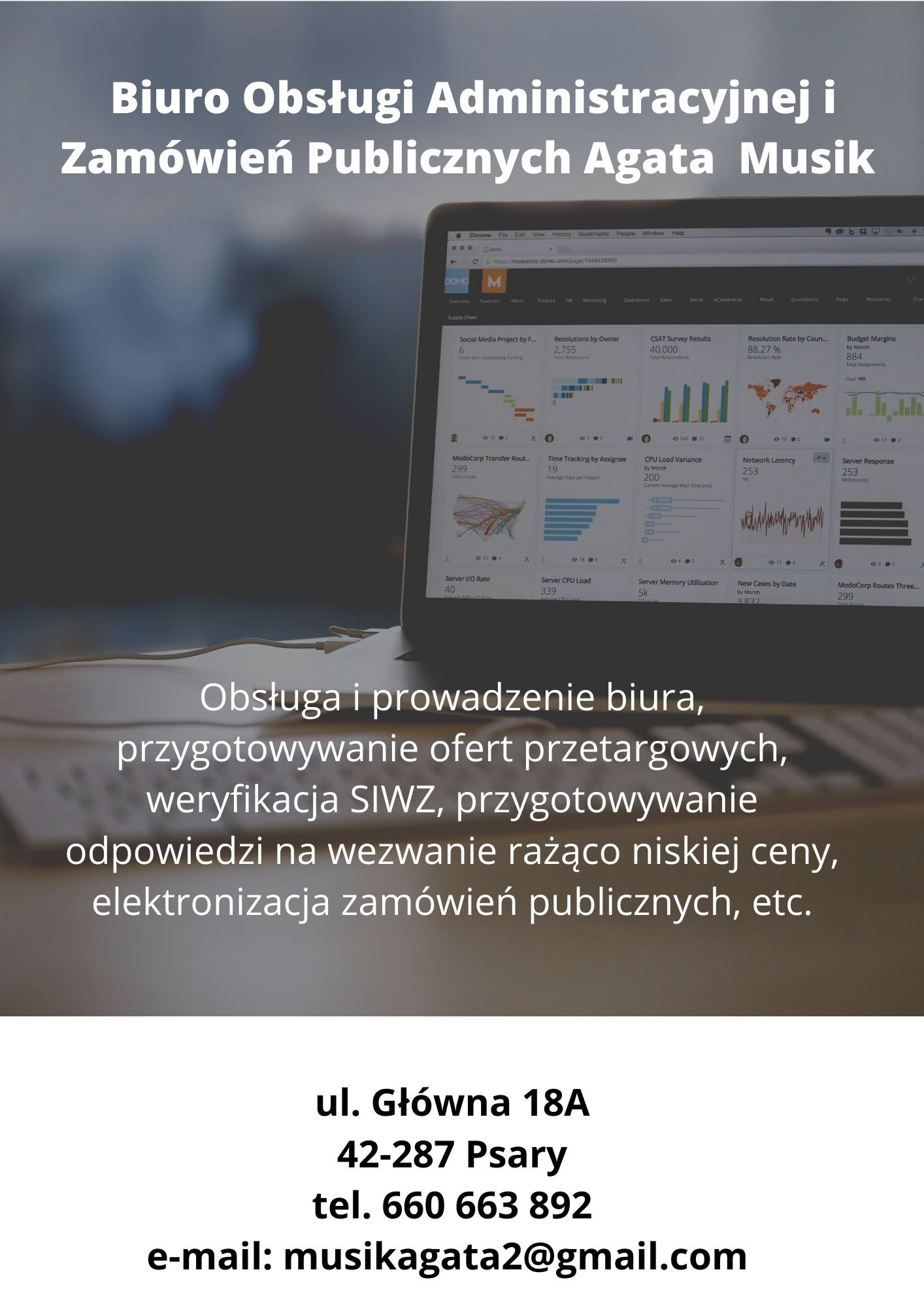 Laptop wyświetlający dashboard z danymi analitycznymi, umieszczony na biurku, z widocznym tekstem o obsłudze biura i zamówieniach publicznych.