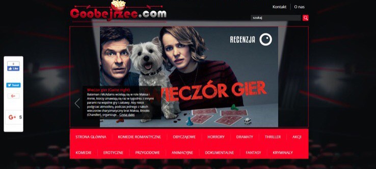 Strona internetowa z recenzją filmu 'Wieczór Gier' z aktorami Jason Bateman, Rachel McAdams i psem rasy West Highland White Terrier na pierwszym planie, widoczne karty, pionek i kostka do gry.
