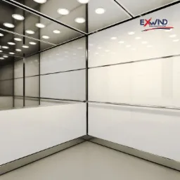 Wnętrze nowoczesnej kabiny windy z białymi panelami ściennymi, lustrzanym sufitem z punktowym oświetleniem LED i metalowymi listwami wykończeniowymi, widoczne logo producenta.