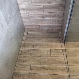 Przestrzeń prysznicowa odpływu liniowego. Gres drewnopodobny. 