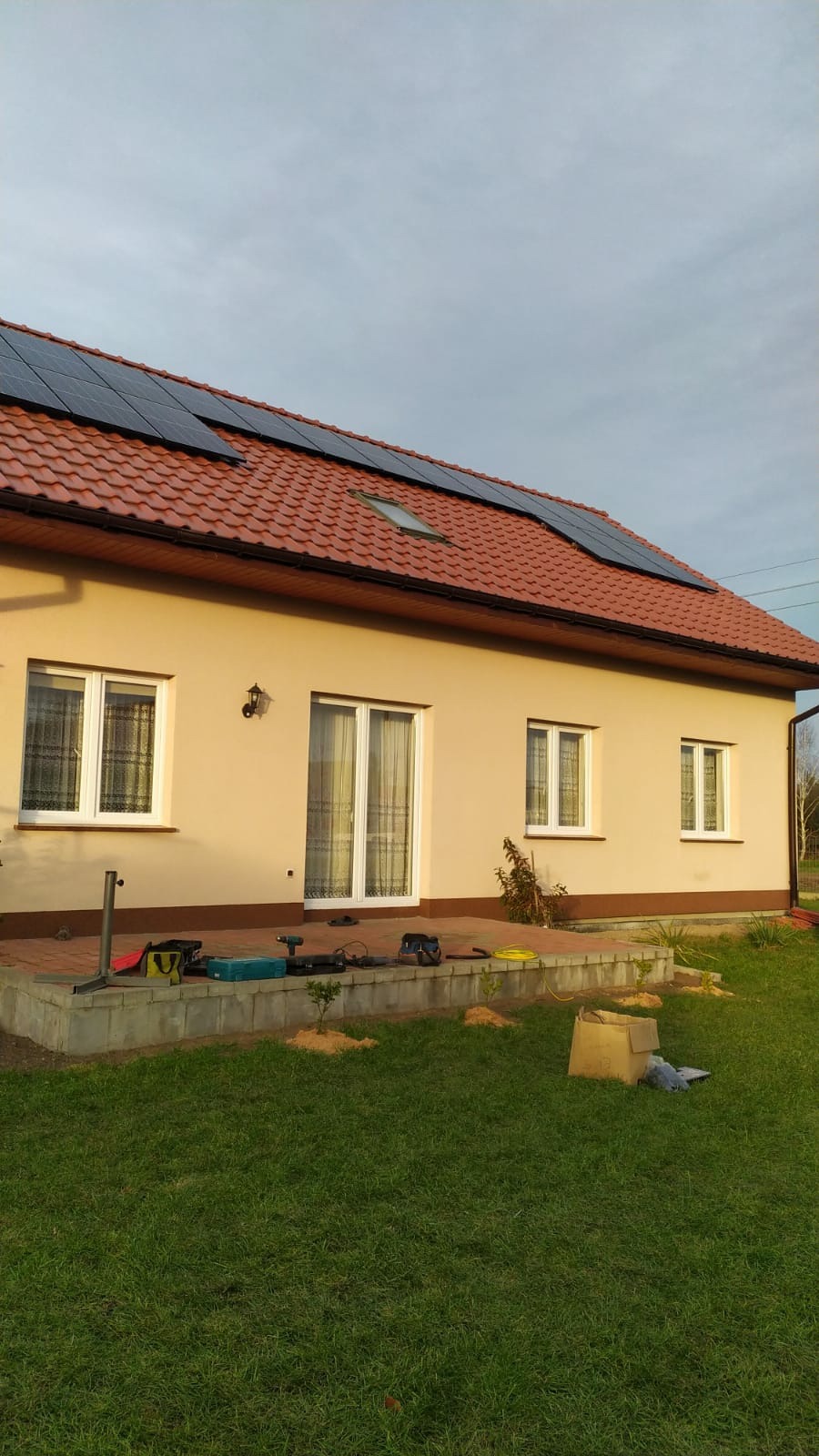 Instalacja fotowoltaiczna na dachu dwuspadowym pokrytym dachówką ceramiczną.