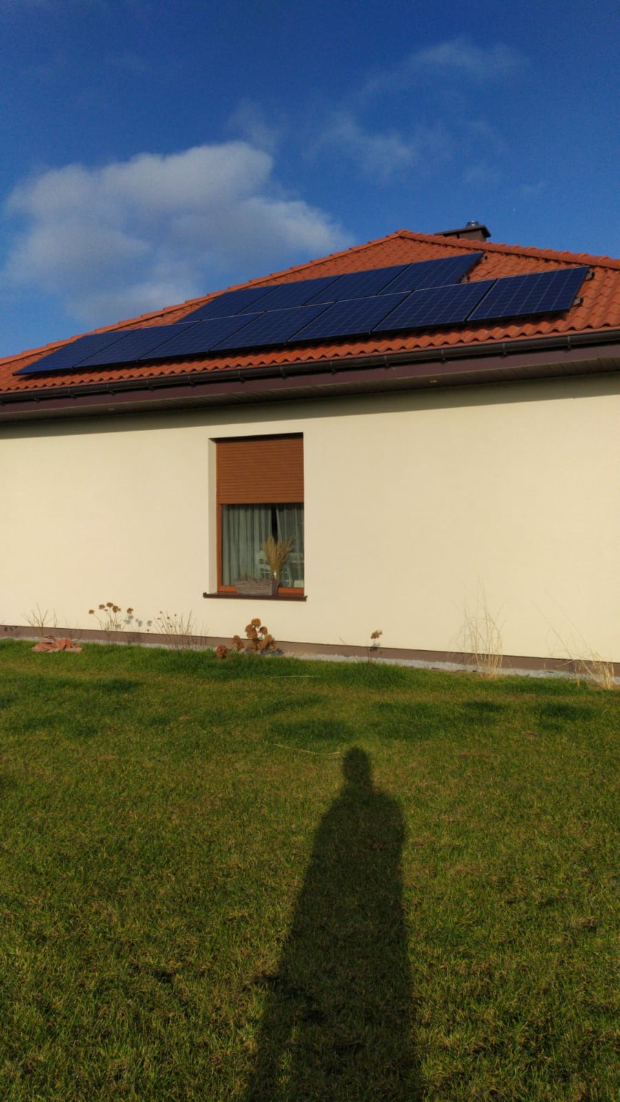 Instalacja fotowoltaiczna na dachu kopertowym.