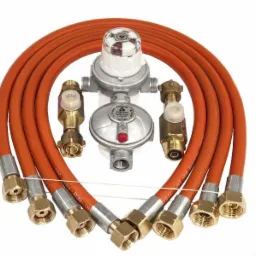 Zestaw przyłączeniowy do butli gazowej: reduktory ciśnienia, węże w oplocie i złączki na białym tle.