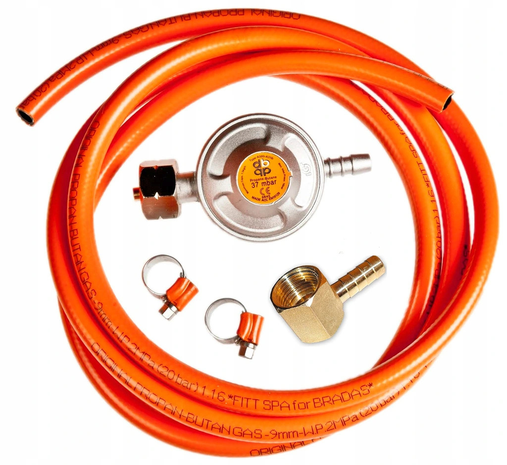 Zestaw do podłączenia butli gazowej: pomarańczowy wąż, reduktor ciśnienia 37 mbar, złączka i dwie opaski zaciskowe na białym tle.